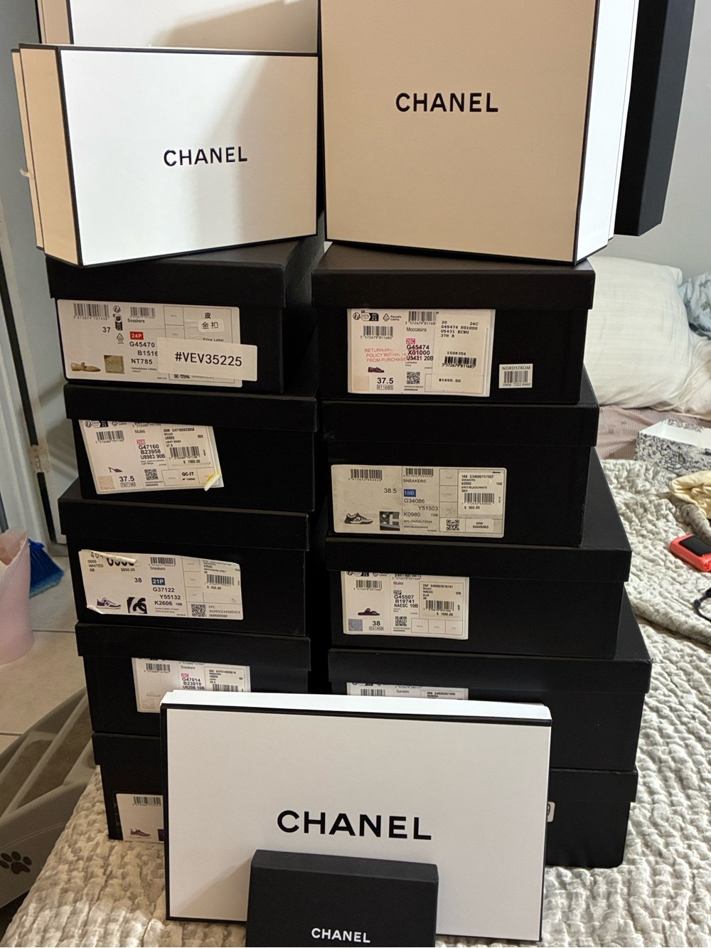 CHANEL White and Black Logo Gift Box(16 BOXES)